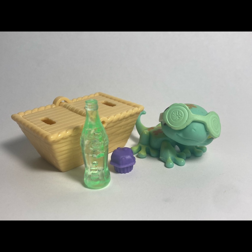 Hasbro Littlest Pet Shop Green Gecko With Flowers Plus free Toys #492